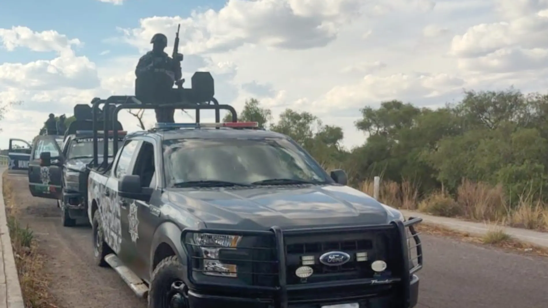 Elementos de la Policía Estatal en una brecha de camino durante un recorrido de vigilancia